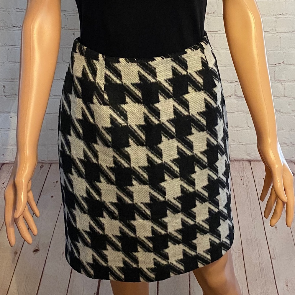 Amanda & Chelsea black & white pattern skirt size 4 business casual